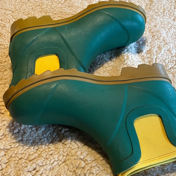 Woman’s Green and Yellow Boots size 7 - Picture 6 of 8